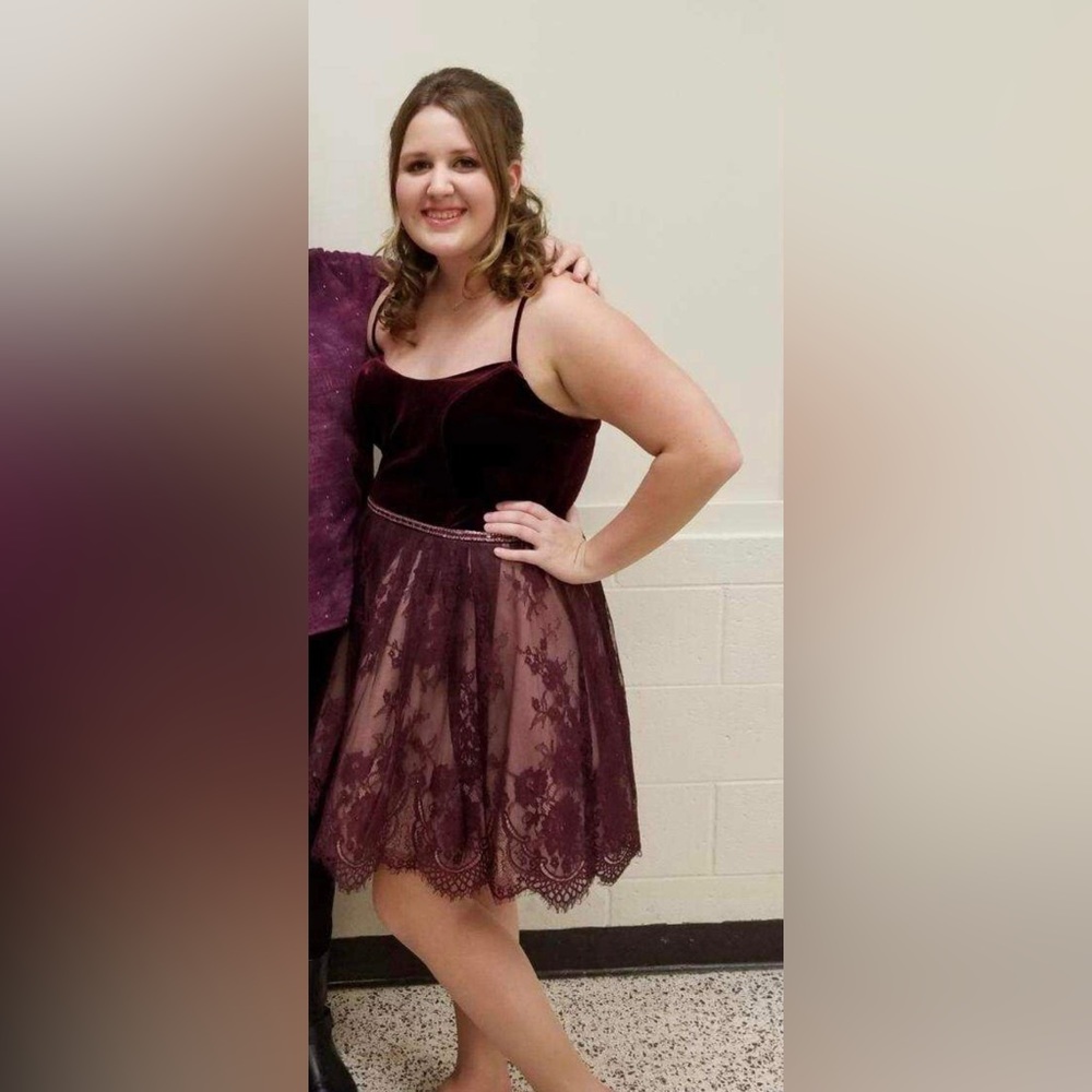 Size 16-18 plum colored hoco dress!